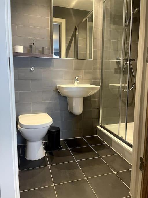 Lovely 2-Bedroom Condo With Balcony Manchester Zewnętrze zdjęcie