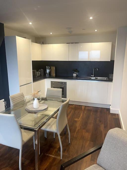 Lovely 2-Bedroom Condo With Balcony Manchester Zewnętrze zdjęcie