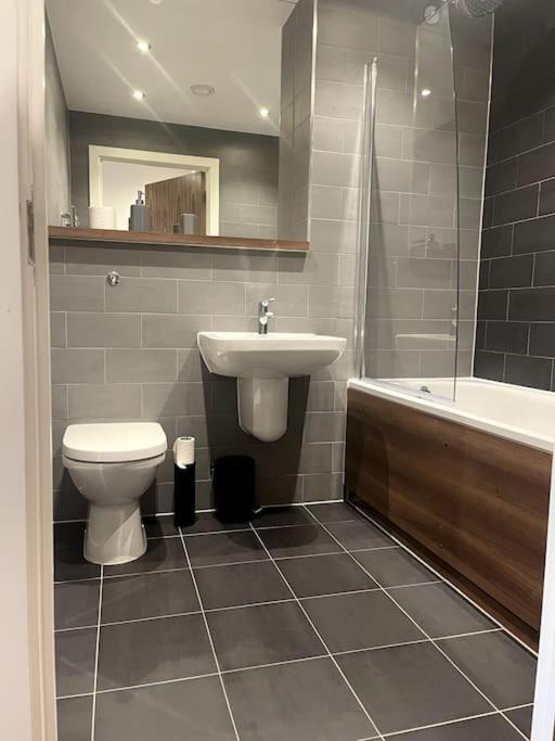 Lovely 2-Bedroom Condo With Balcony Manchester Zewnętrze zdjęcie